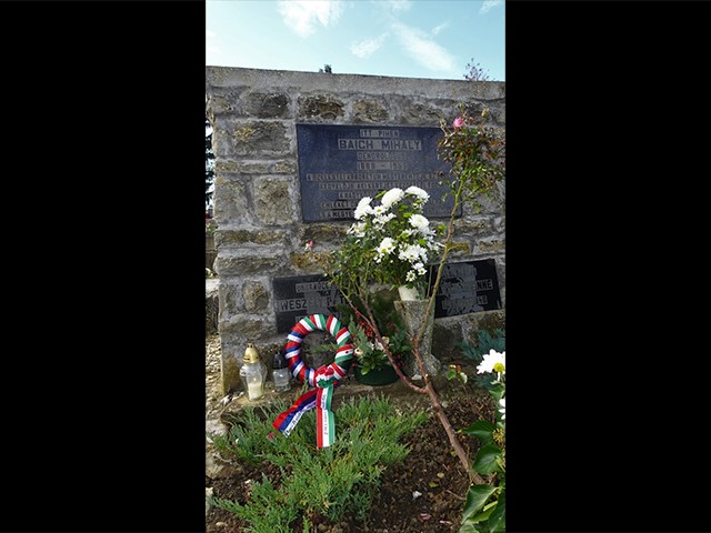 báró Baich Mihály sírjánál